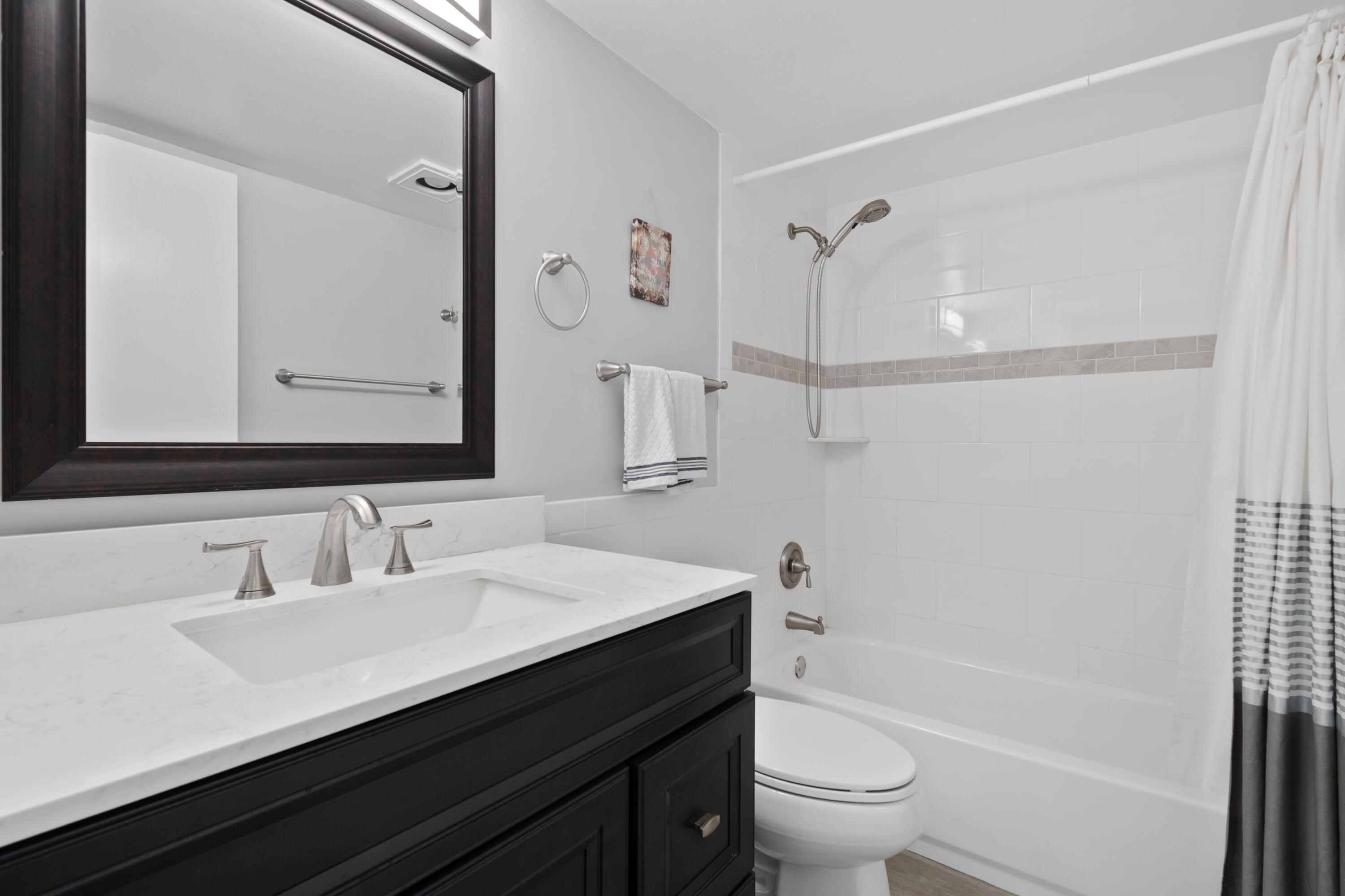 2141 Woolbright Road, Unit L207 Boynton Beach, FL 33426 - Photo 13 of 15 Guest Bathroom