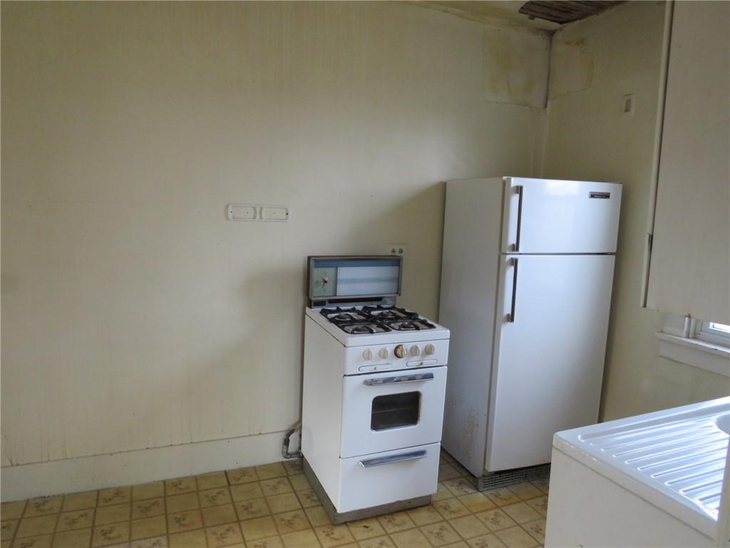 407 Linnview Avenue Pittsburgh, PA 15210 - Photo 14 of 38 a utility room with dryer and washer