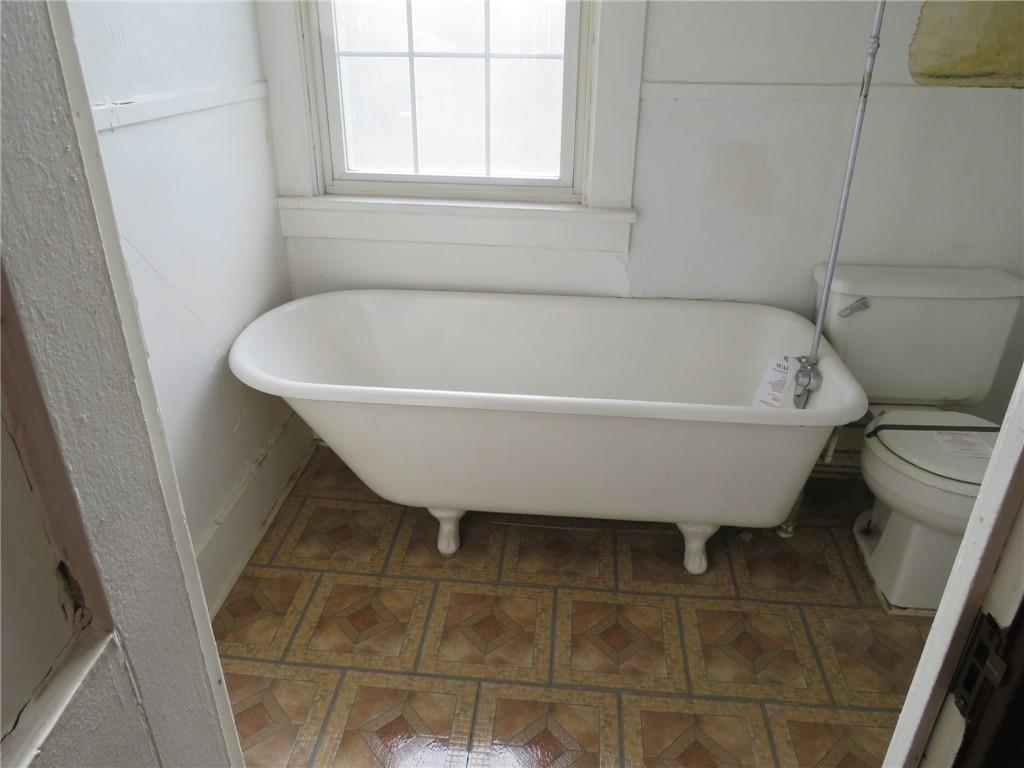 407 Linnview Avenue Pittsburgh, PA 15210 - Photo 3 of 38 a bathroom with a bathtub and window