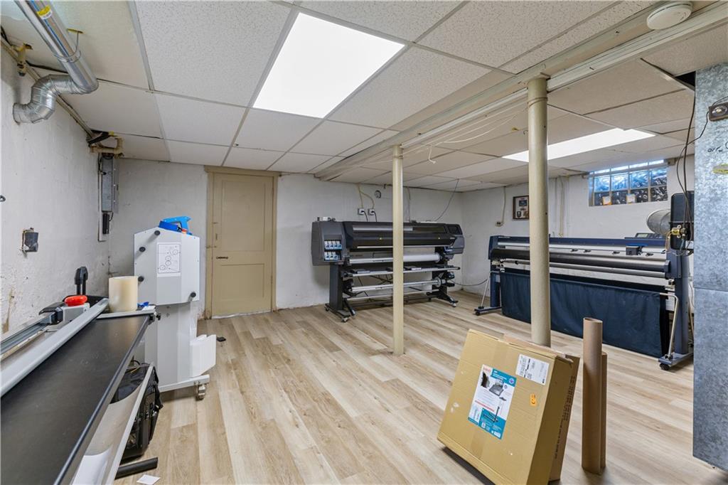 5575 Aiken Road McKees Rocks, PA 15136 - Photo 24 of 33 a room with furniture