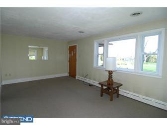 3242 Stoudts Ferry Bridge Road Reading, PA 19605 - Photo 2 of 9 Living Room