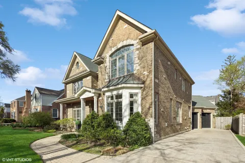 $1,100,000 | 117 Iroquois Drive, Clarendon Hills, IL 60514
