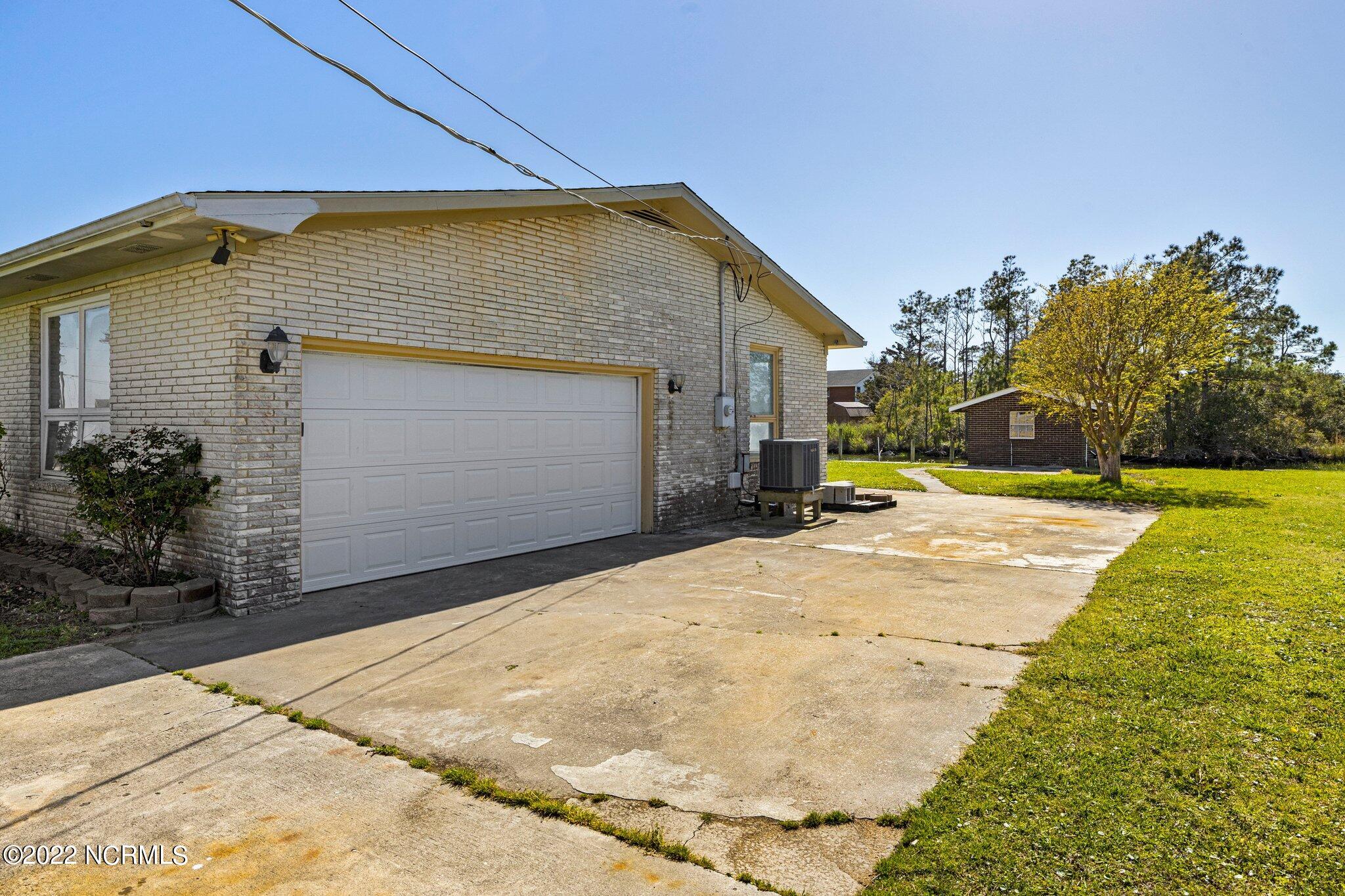 412 Margaret Road Beaufort, NC 28516 - Photo 5 of 53 Side Entry Garage