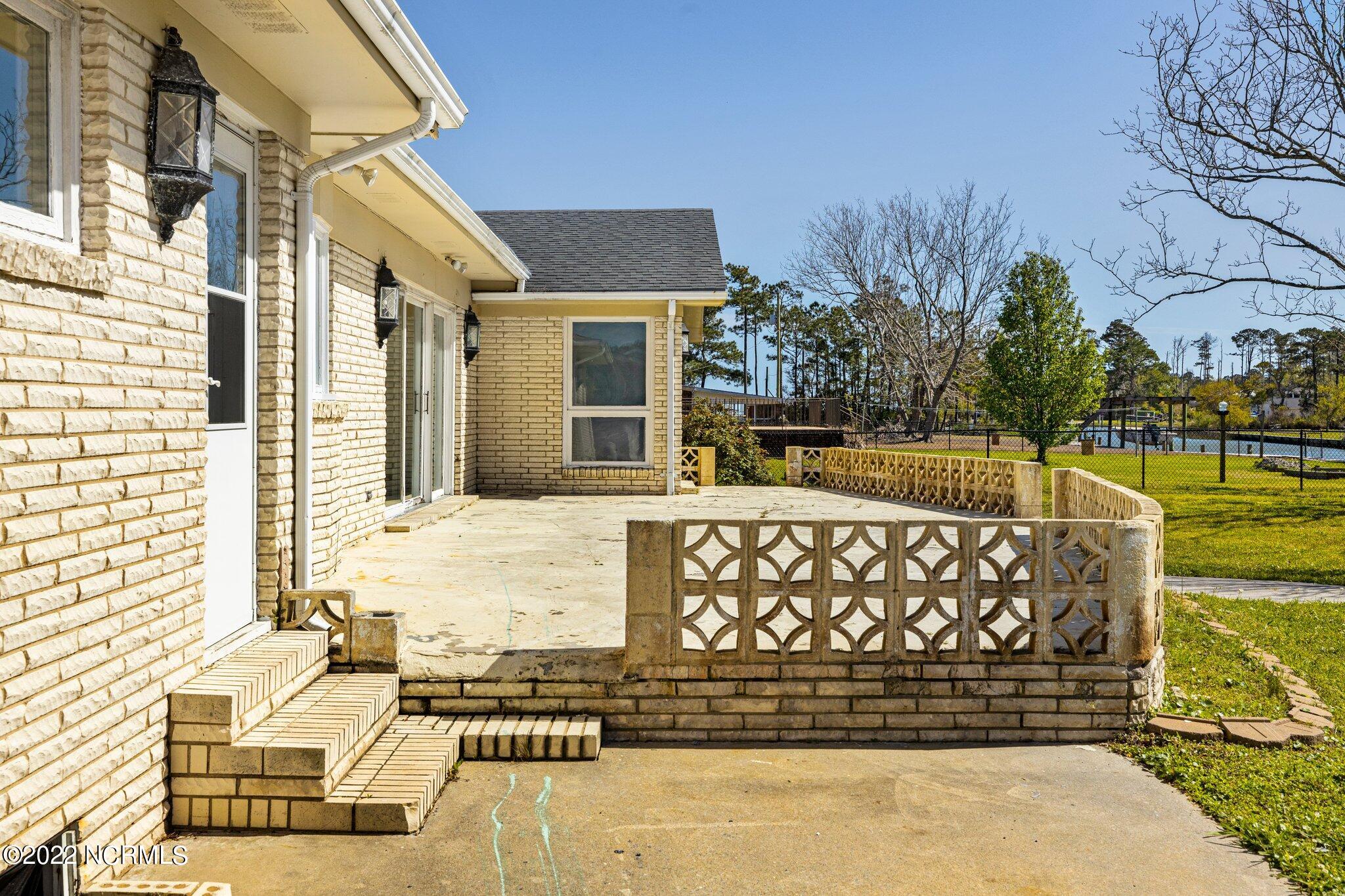 412 Margaret Road Beaufort, NC 28516 - Photo 6 of 53 Back Patio