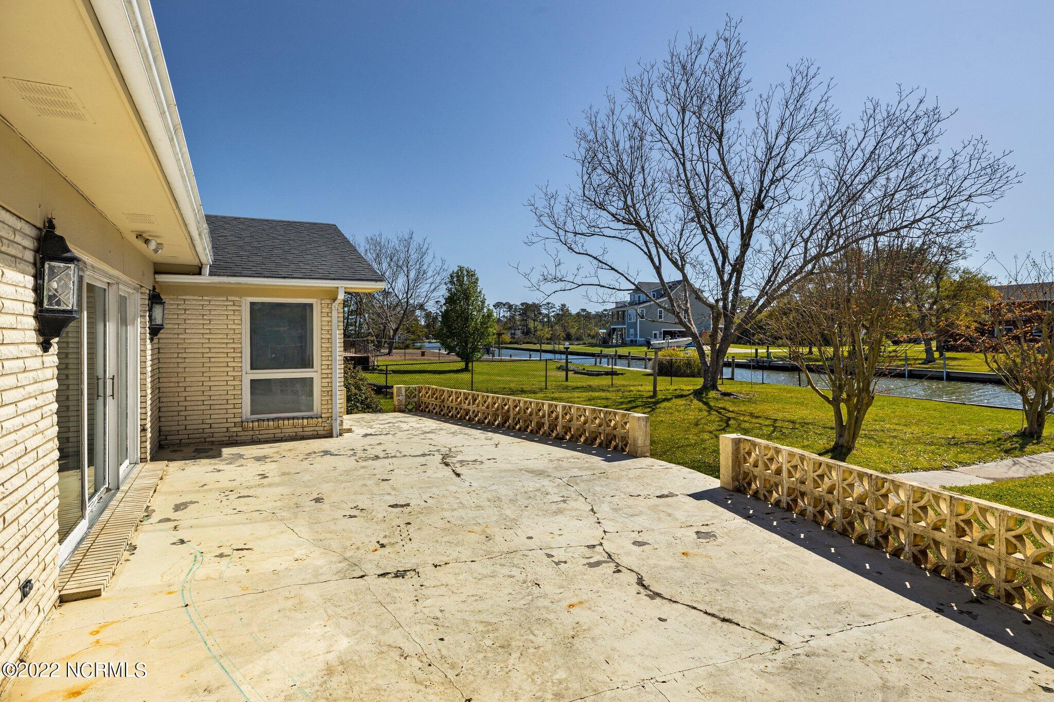 412 Margaret Road Beaufort, NC 28516 - Photo 7 of 53 Back Patio