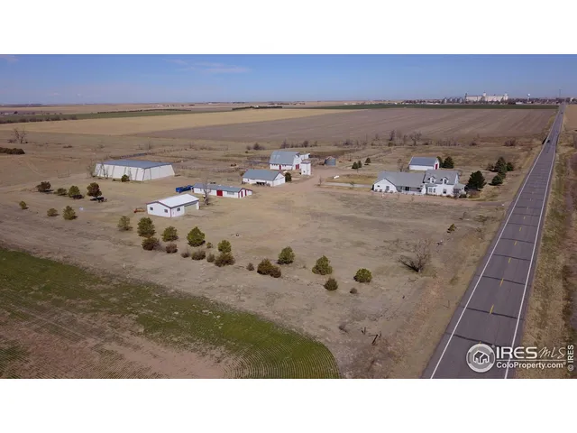 a black and white photo of a building