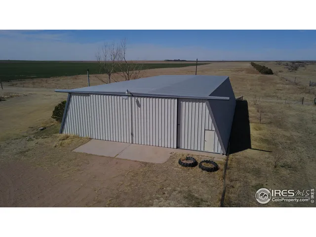 a black and white photo of a building