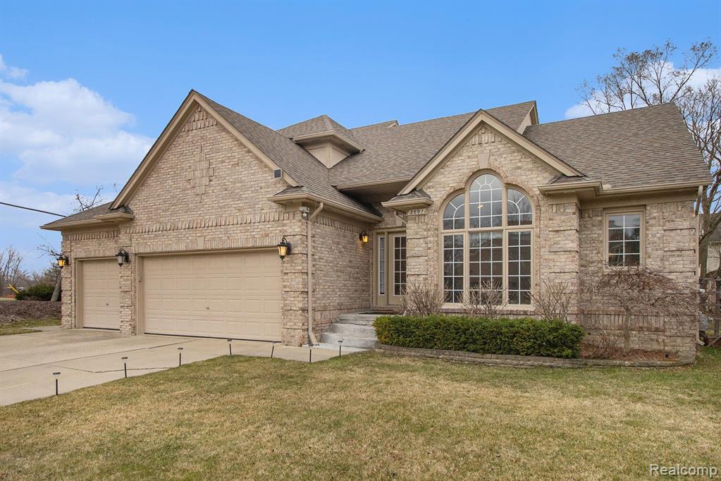 2001 Roundtree Rochester Hills, MI 48307 - Photo 2 of 37