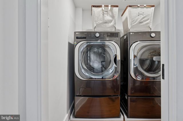 a close up view of a washer and dryer