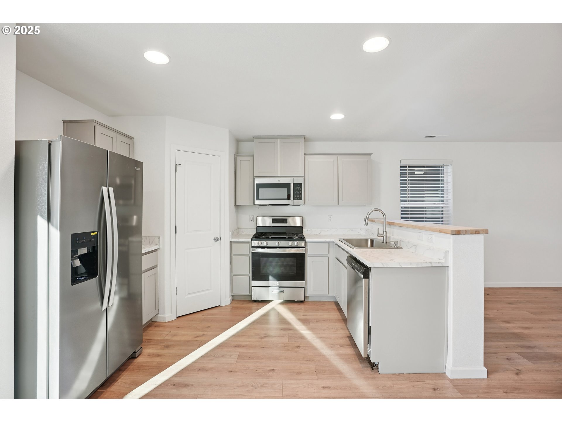 1014 South View Drive Molalla, OR 97038 - Photo 5 of 19 a kitchen with stainless steel appliances granite countertop a refrigerator a stove and a sink