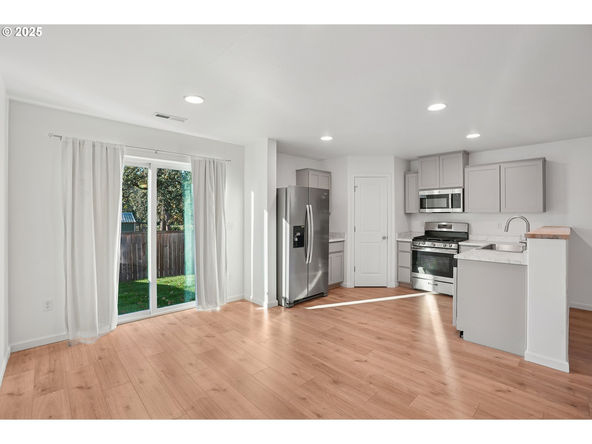 1014 South View Drive Molalla, OR 97038 - Photo 7 of 19 a kitchen with stainless steel appliances granite countertop a refrigerator and a stove top oven