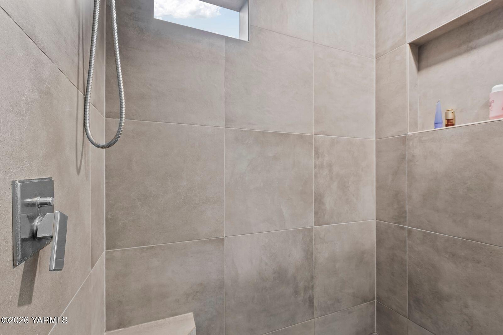 13990 Marble Road Yakima, WA 98908 - Photo 40 of 60 a bathroom with a shower