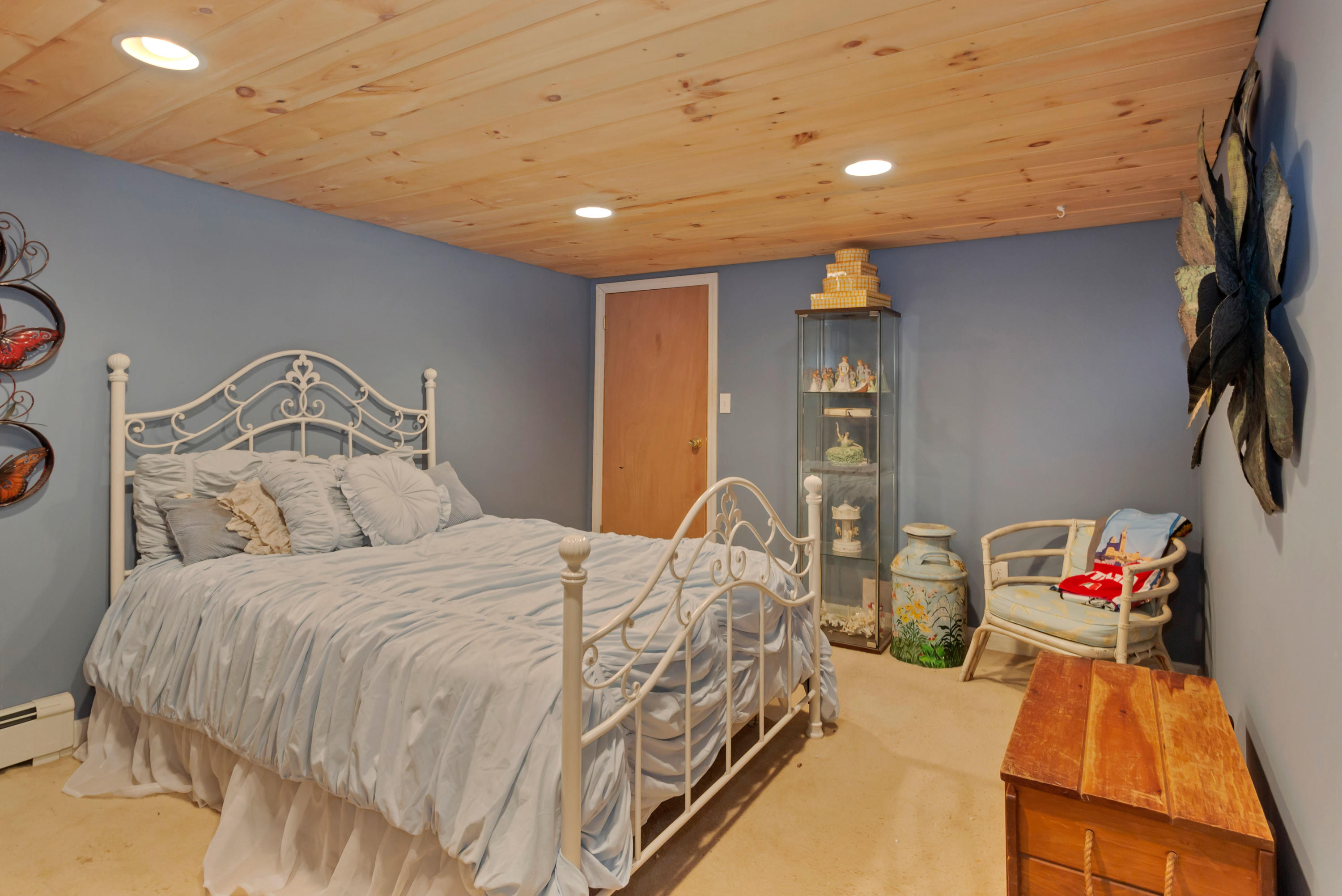 189 Highland Drive Centerville, MA 02632 - Photo 25 of 39 a bedroom with a bed and a couch