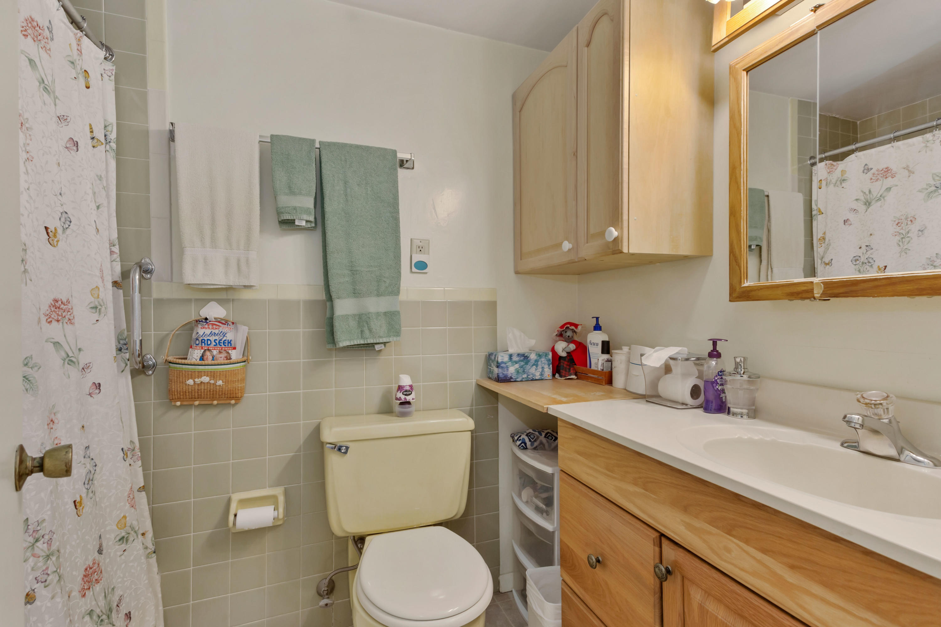 189 Highland Drive Centerville, MA 02632 - Photo 32 of 39 a bathroom with a sink toilet and shower