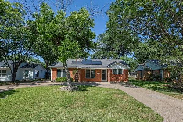$300,000 | 733 Thersa Drive, River Oaks, TX 76114