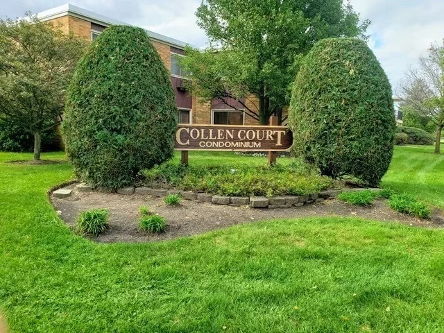 a sign of golf club on a wall