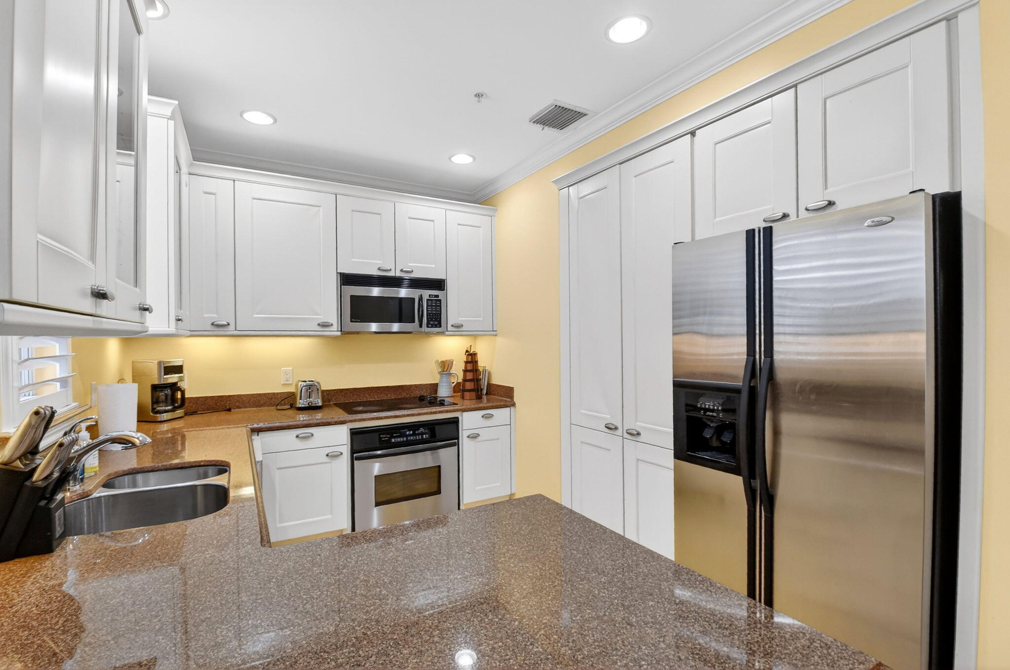 369 West Mallory Circle Delray Beach, FL 33483 - Photo 13 of 32 KITCHEN