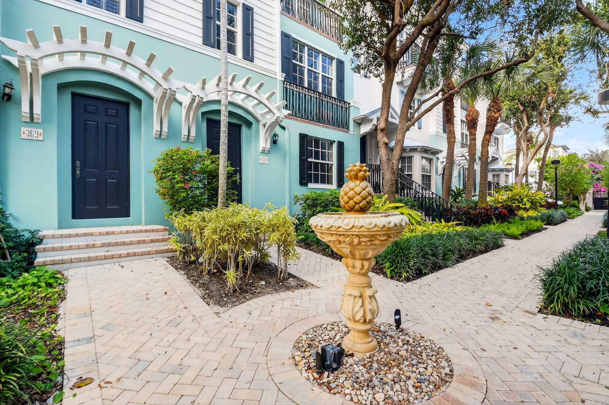 369 West Mallory Circle Delray Beach, FL 33483 - Photo 2 of 32 CENTER COURTYARD