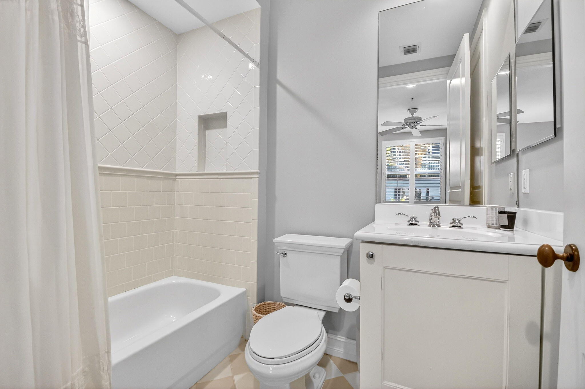 369 West Mallory Circle Delray Beach, FL 33483 - Photo 26 of 32 FULL 1ST FLOOR BATH