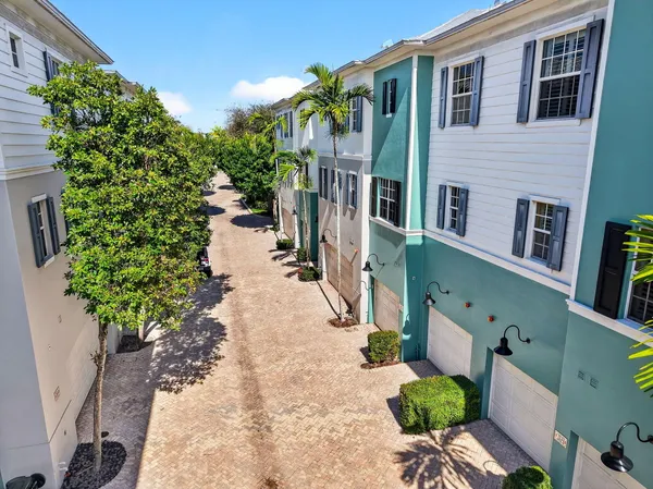 $1,100,000 | 369 West Mallory Circle, Delray Beach, FL 33483