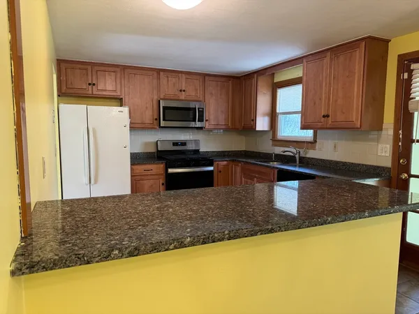 $3,400 | 7 Lee Street, Walpole, MA 02081