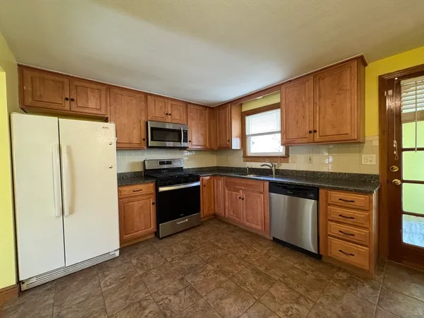 $3,400 | 7 Lee Street, Walpole, MA 02081