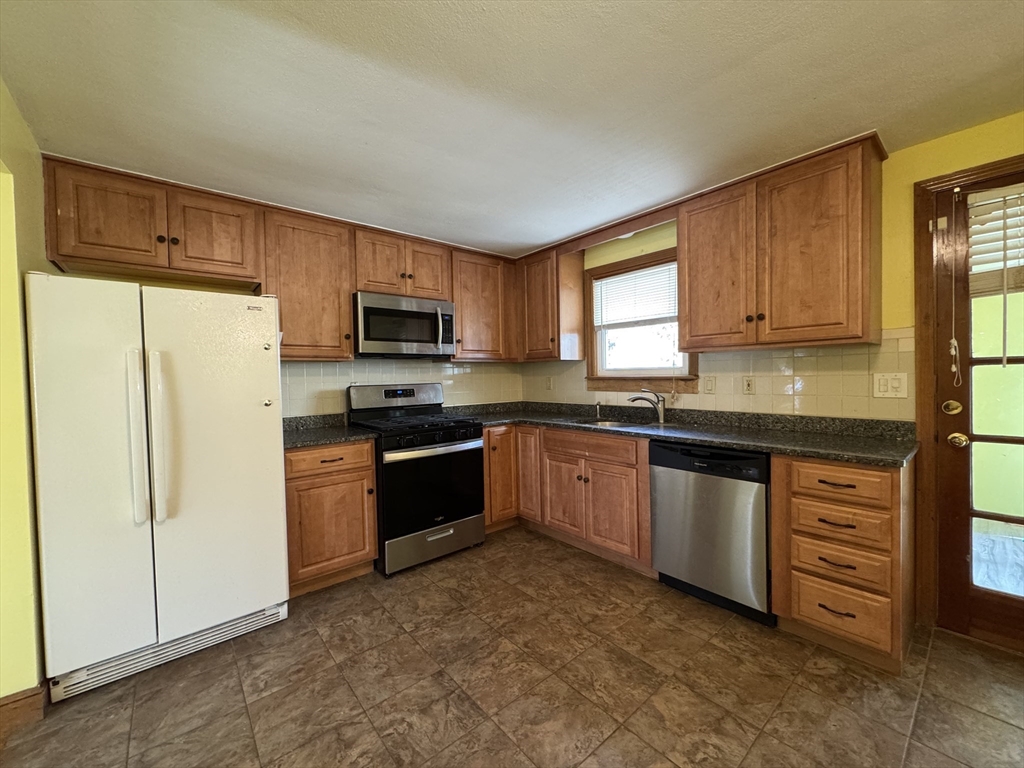 7 Lee Street Walpole, MA 02081 - Photo 4 of 24