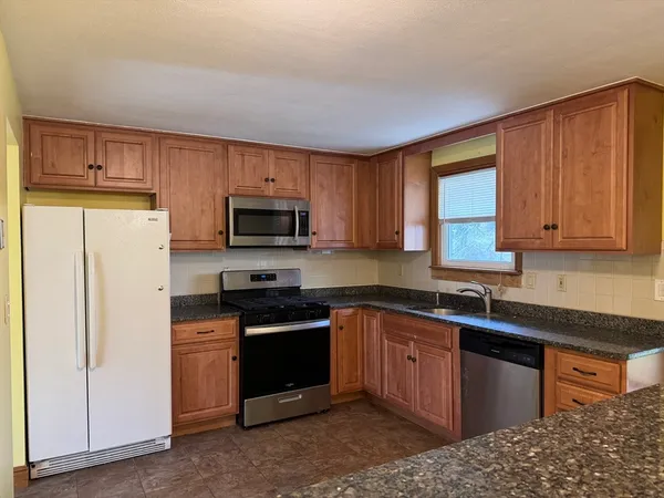 $3,400 | 7 Lee Street, Walpole, MA 02081