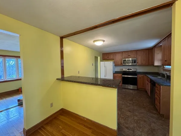 $3,400 | 7 Lee Street, Walpole, MA 02081