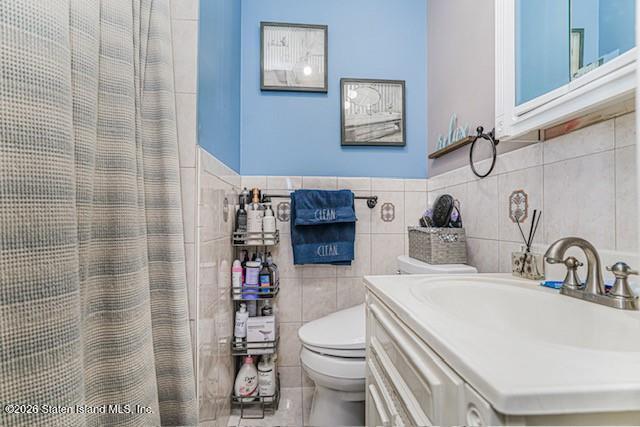 442 Ilyssa Way Staten Island, NY 10312 - Photo 16 of 25 a bathroom with a sink a toilet and shower