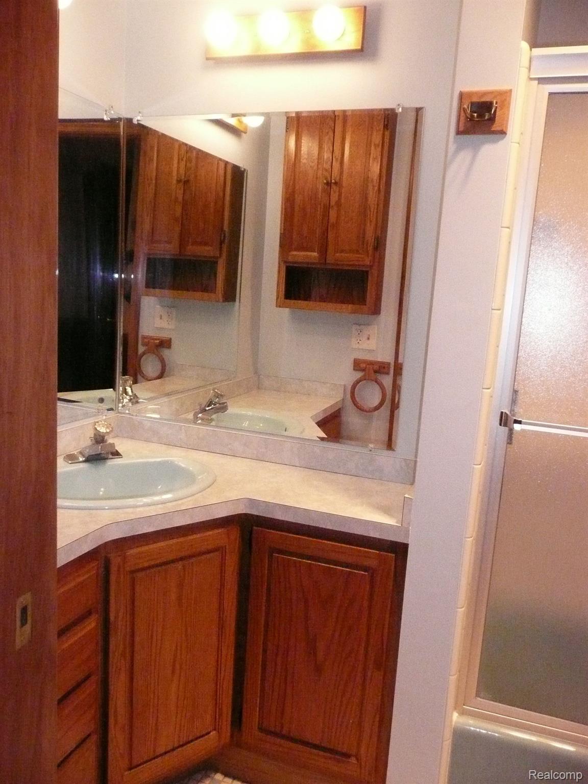 490 Sanders Road Oxford, MI 48371 - Photo 45 of 58 3rd main floor full bathroom