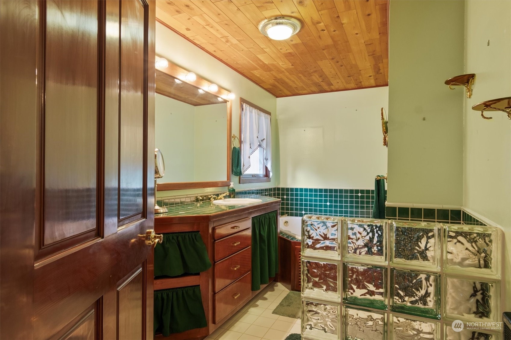 115 Don Martin Road Longview, WA 98632 - Photo 11 of 40 a bathroom with a sink and a mirror