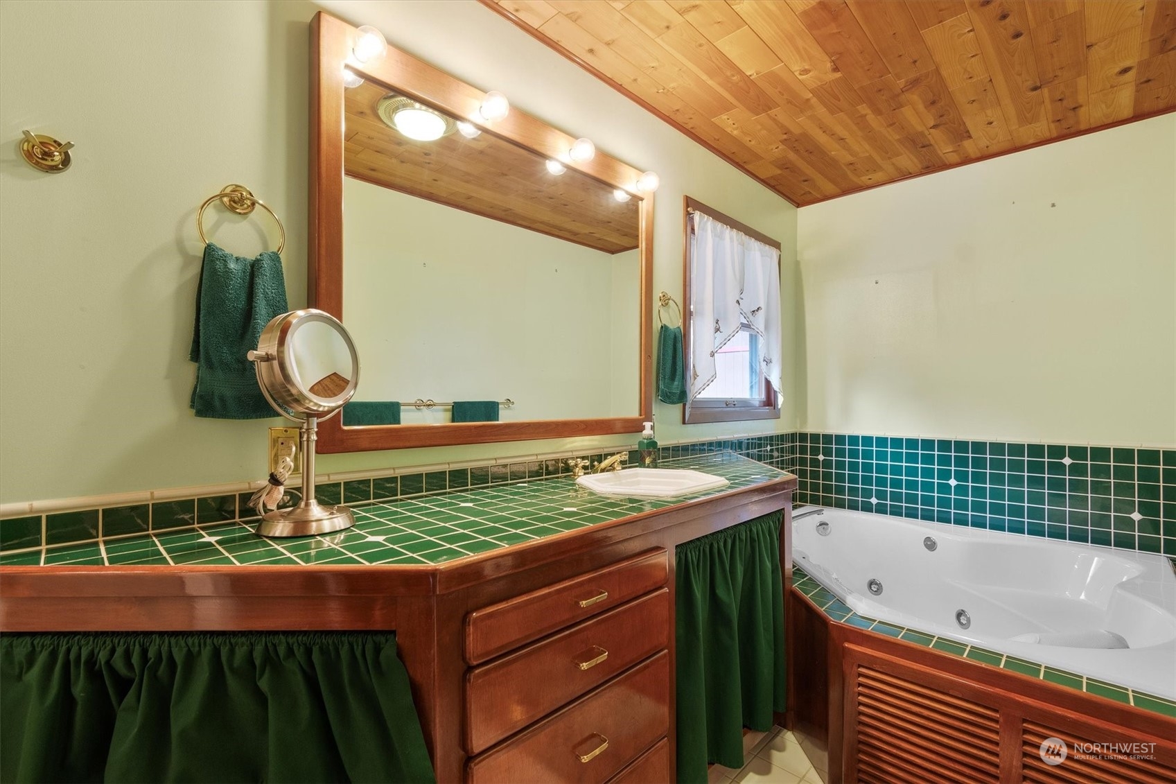 115 Don Martin Road Longview, WA 98632 - Photo 12 of 40 a bathroom with a granite countertop sink and a mirror