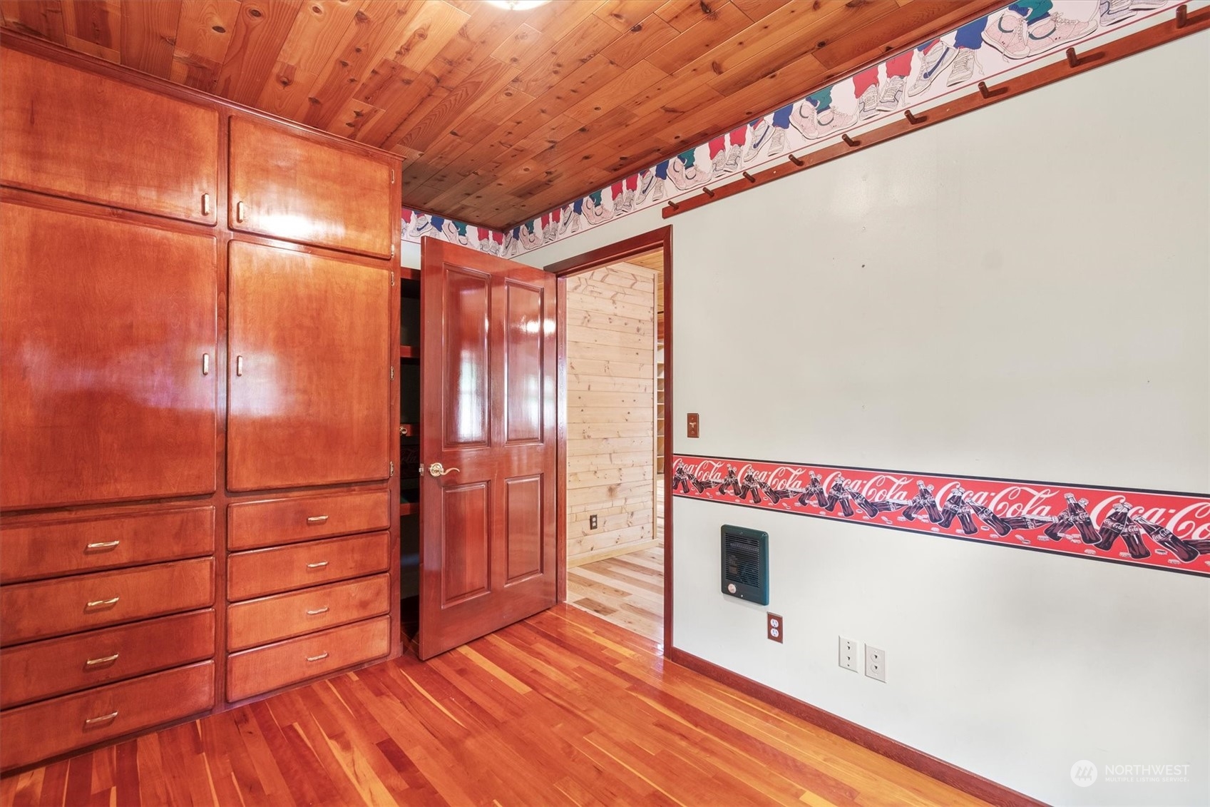 115 Don Martin Road Longview, WA 98632 - Photo 14 of 40 a very nice looking room with a large window