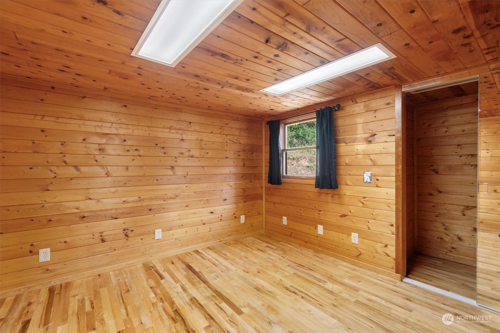 115 Don Martin Road Longview, WA 98632 - Photo 16 of 40 a bathroom with a wooden floor