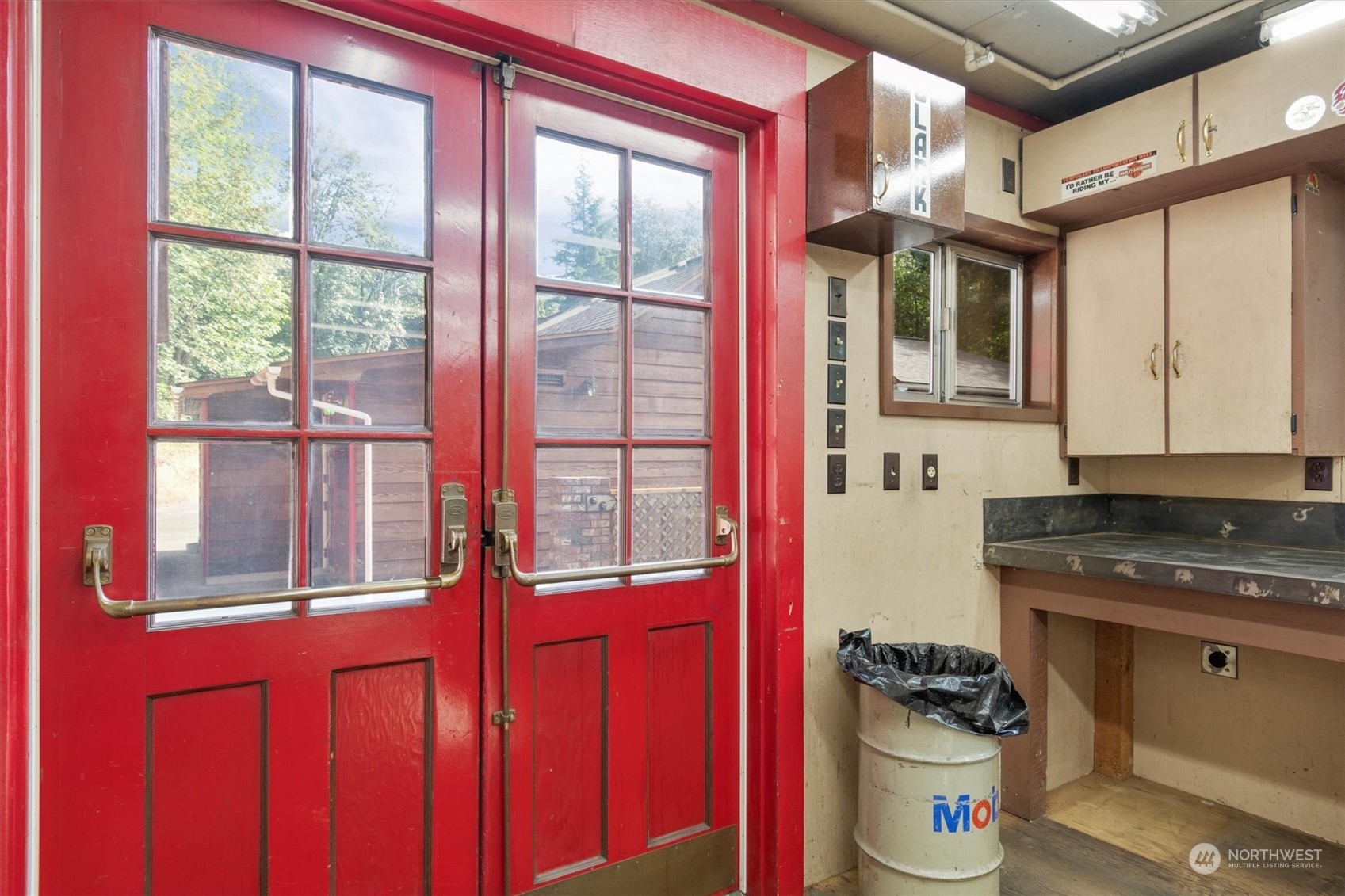 115 Don Martin Road Longview, WA 98632 - Photo 25 of 40 a kitchen with stainless steel appliances granite countertop a stove and a refrigerator