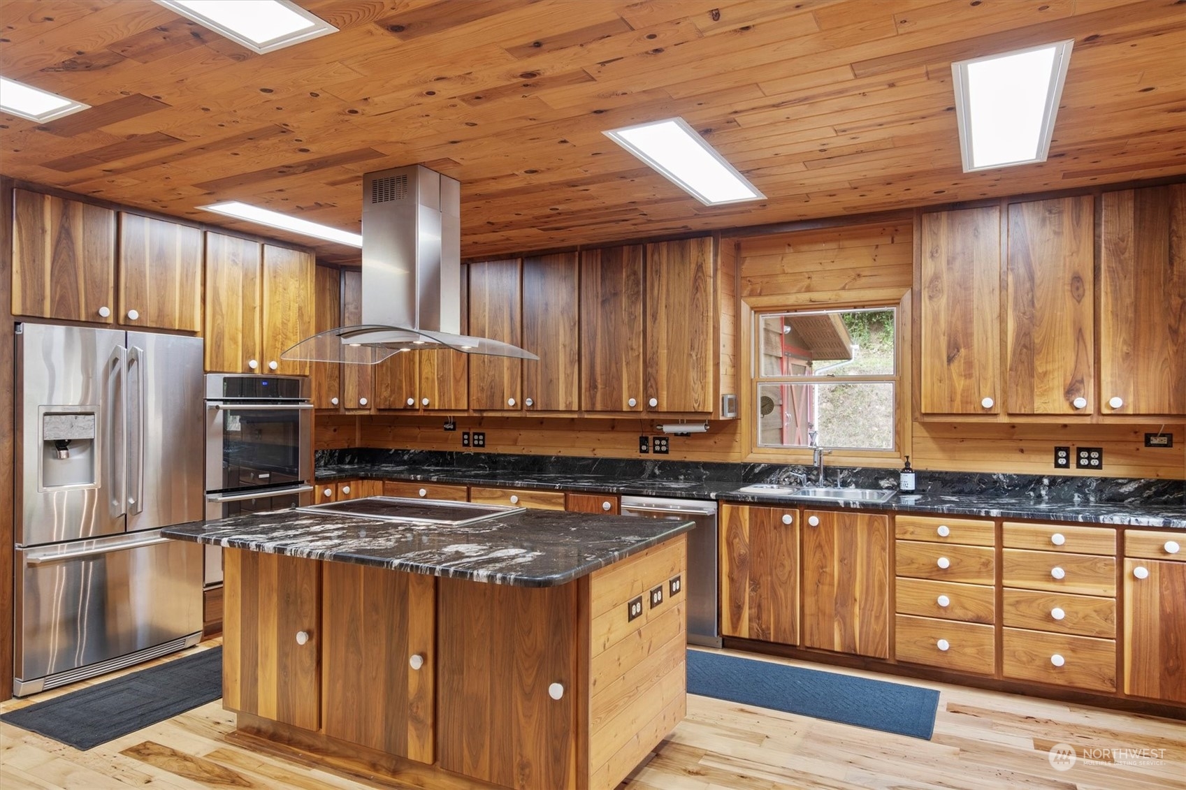 115 Don Martin Road Longview, WA 98632 - Photo 6 of 40 a kitchen with kitchen island granite countertop a sink stove and refrigerator