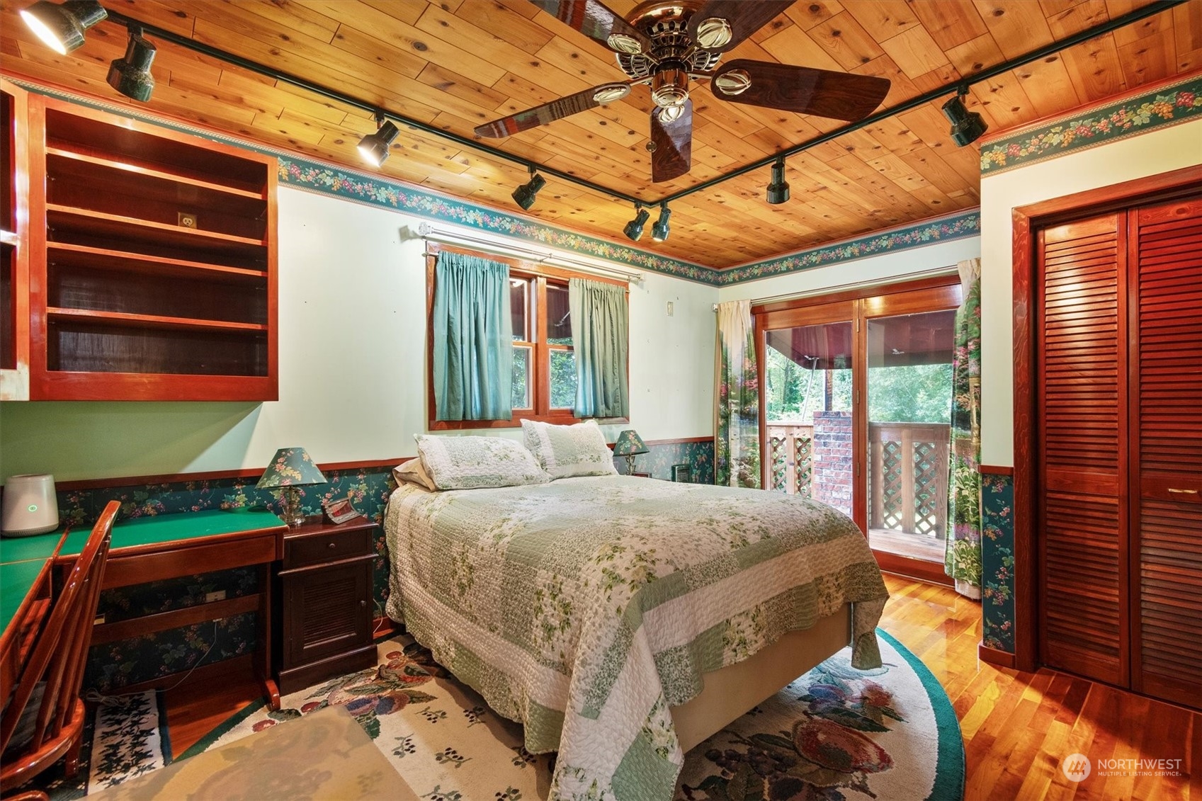 115 Don Martin Road Longview, WA 98632 - Photo 9 of 40 a bed sitting in a bedroom next to a window