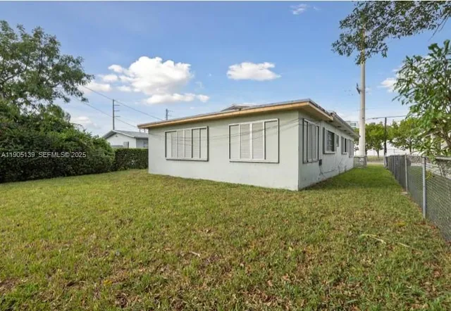 a view of a house with backyard and garden