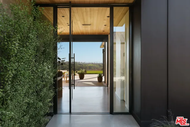 a view of entryway with a door