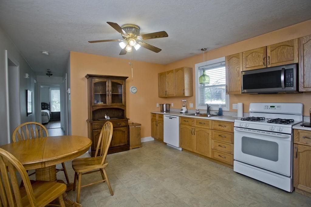 126 Ambrose Street Springfield, MA 01109 - Photo 6 of 25 Gallery Image 6