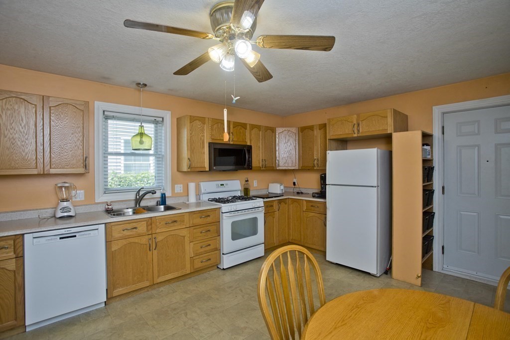 126 Ambrose Street Springfield, MA 01109 - Photo 8 of 25 Gallery Image 8