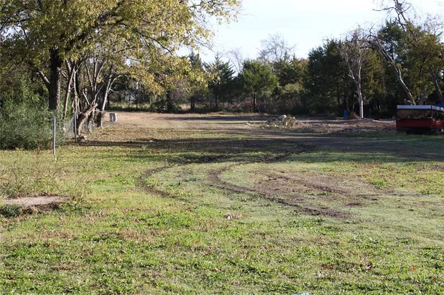 a view of a yard with a fountain
