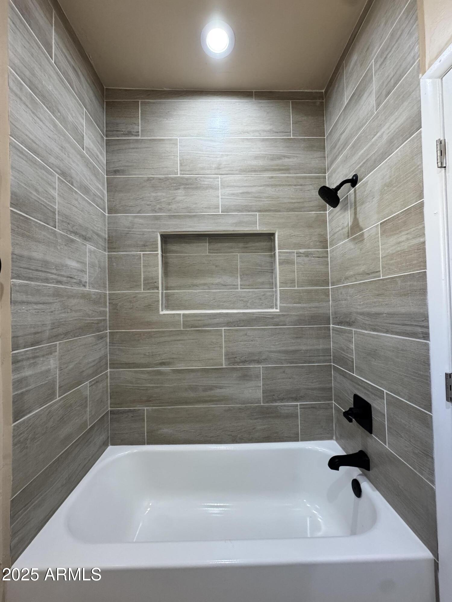1457 East 23rd Street Douglas, AZ 85607 - Photo 7 of 23 a bathroom with a bathtub