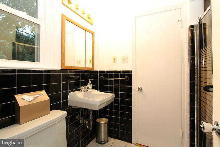 6606 Rannoch Court Bethesda, MD 20817 - Photo 11 of 24 Jack and Jill Bath