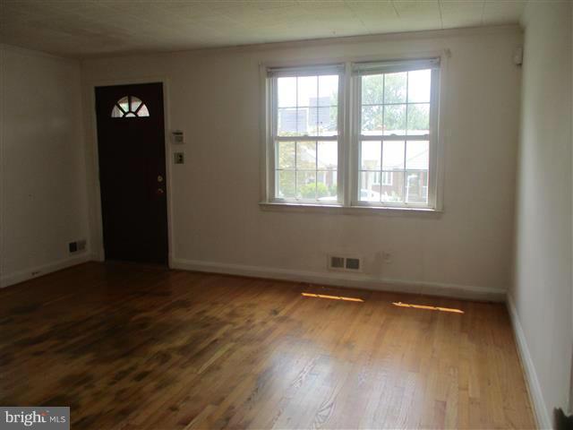 1903 Ellinwood Road Baltimore, MD 21237 - Photo 3 of 22 Living Room