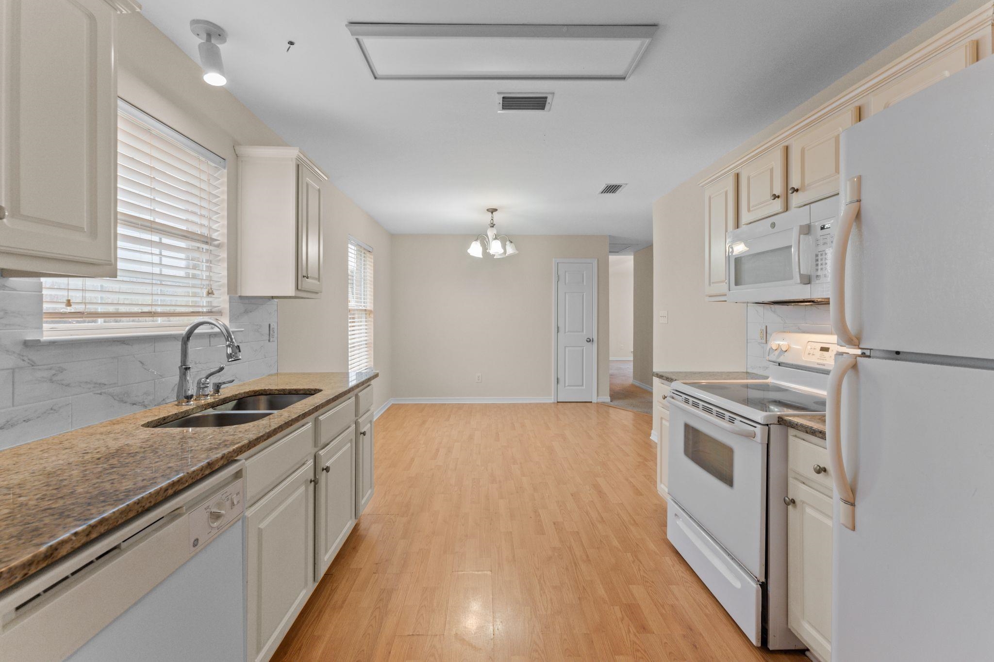 4009 Kendallbrook Loop Foley, AL 36535 - Photo 10 of 28 Kitchen