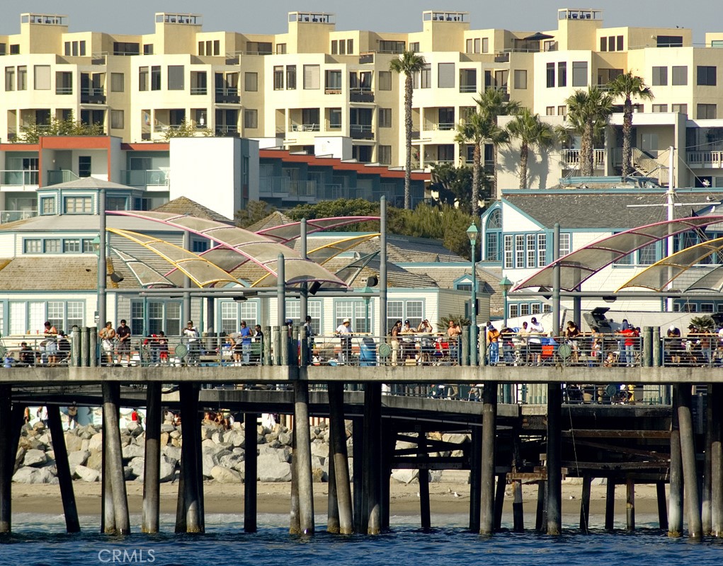 625 Esplanade, Unit 13 Redondo Beach, CA 90277 - Photo 15 of 19 a view of a chairs and table in a patio