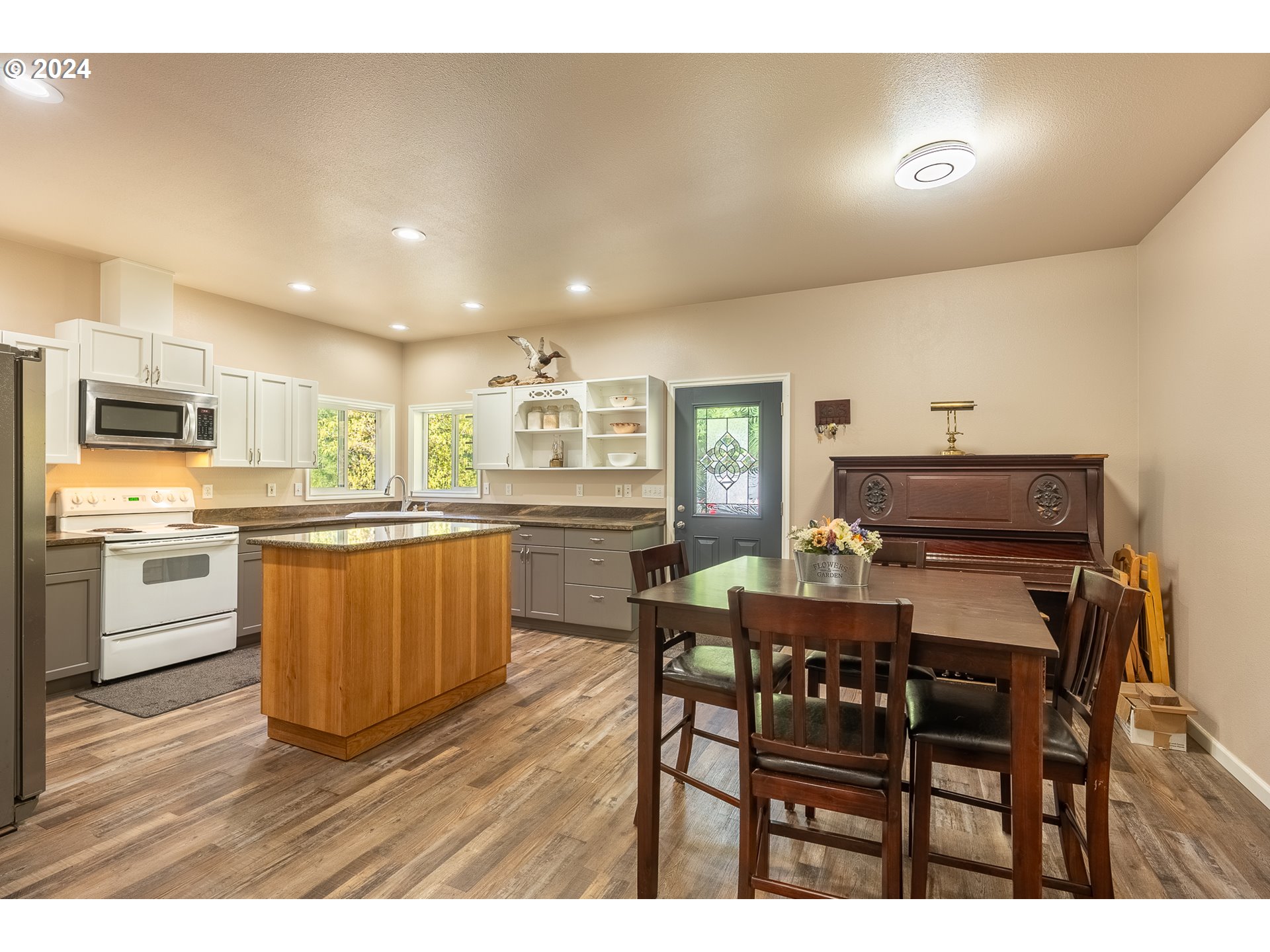 12309 Highway 126 Mapleton, OR 97453 - Photo 11 of 35 Gallery Image 11
