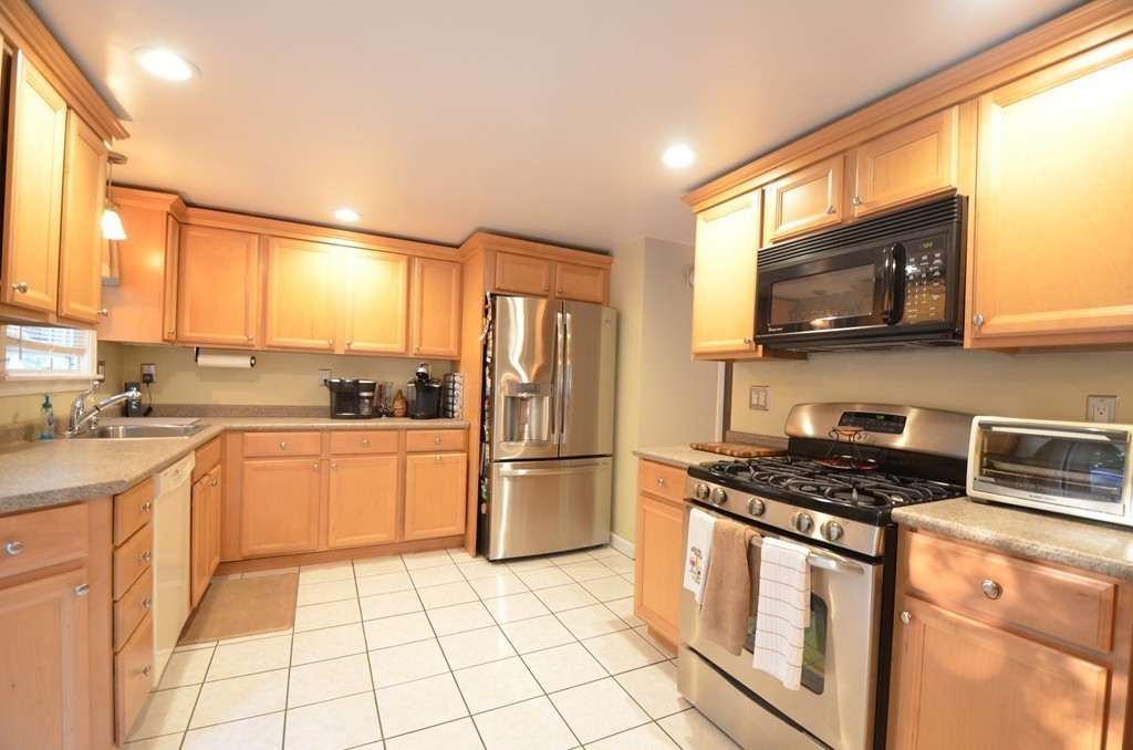 11 Lincoln Road, Unit 2 Woburn, MA 01801 - Photo 5 of 21 Gallery Image 5